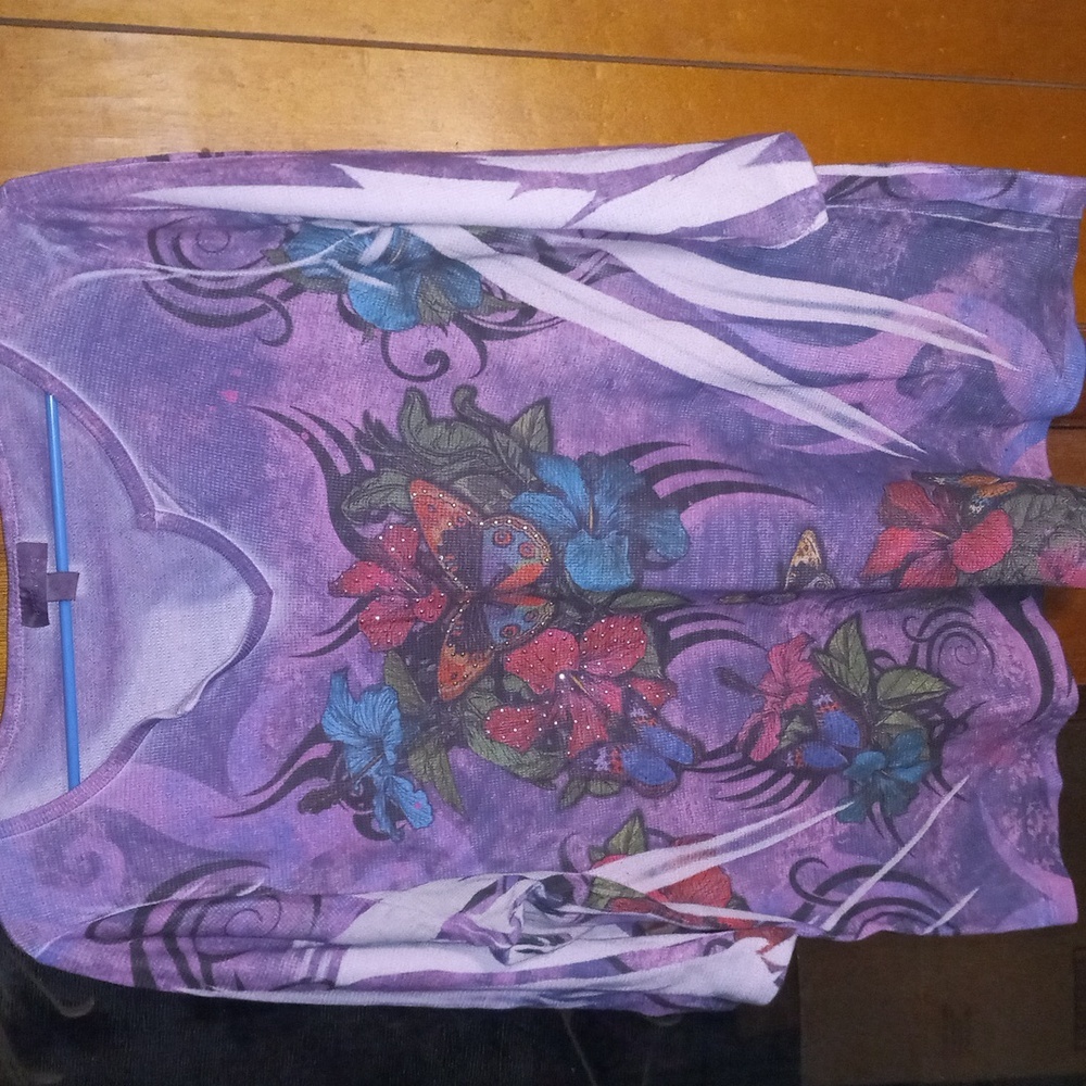 1X V neck studded butterfly & flower top